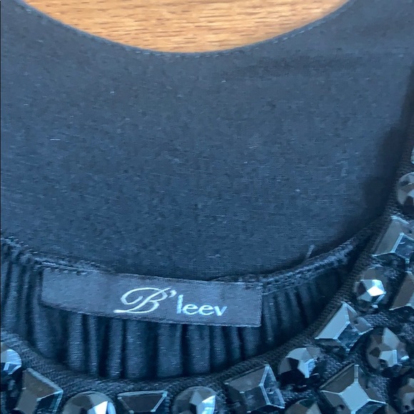 Tunic top embellished neckline - Picture 2 of 3